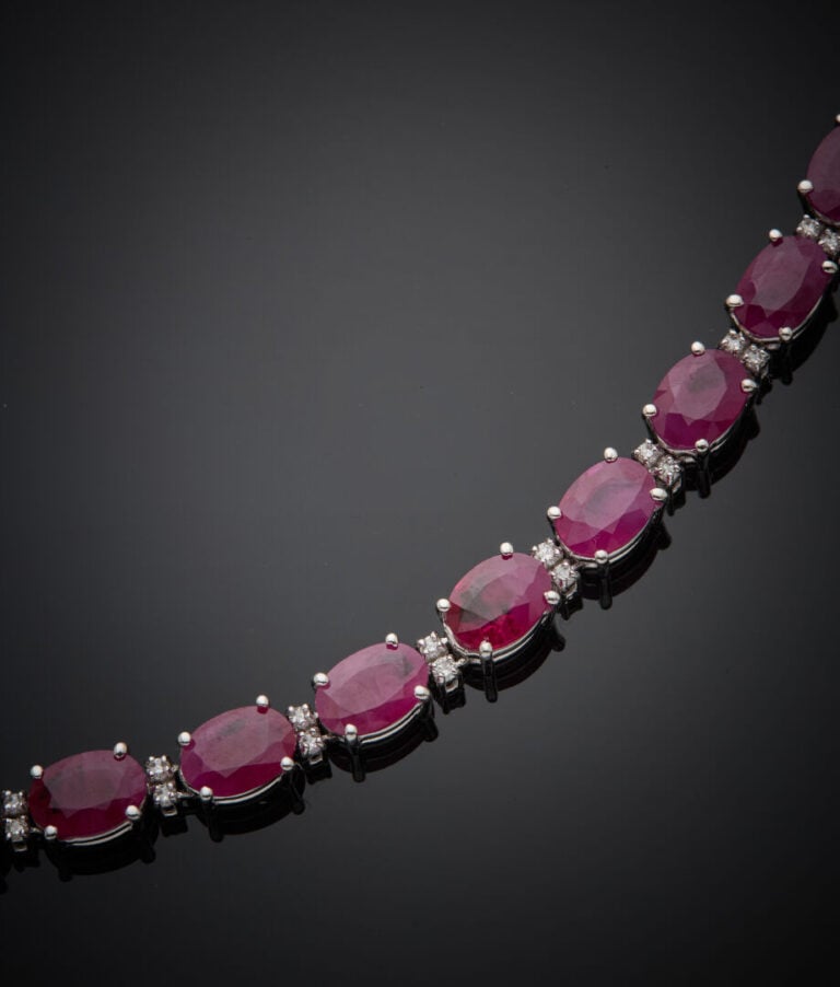 COLLIER articulé en or gris (750‰) serti d'un alignement de rubis ovales et dia…