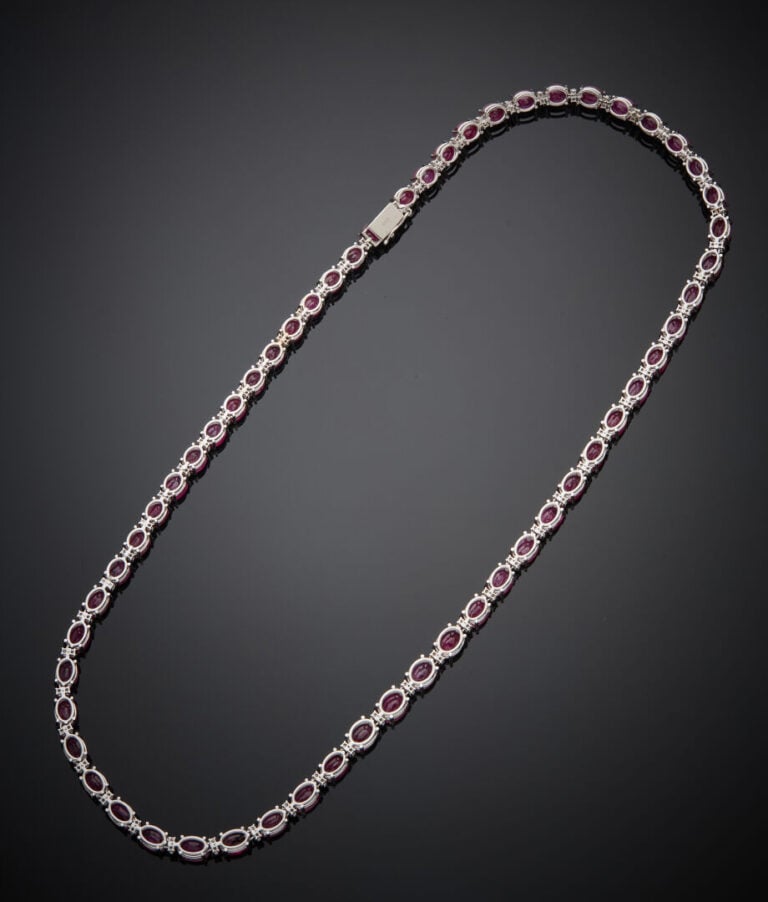 COLLIER articulé en or gris (750‰) serti d'un alignement de rubis ovales et dia…