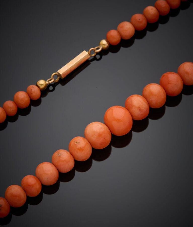COLLIER composé d'un rang de perle de corail en chute. Fermoir en or rose (750‰…