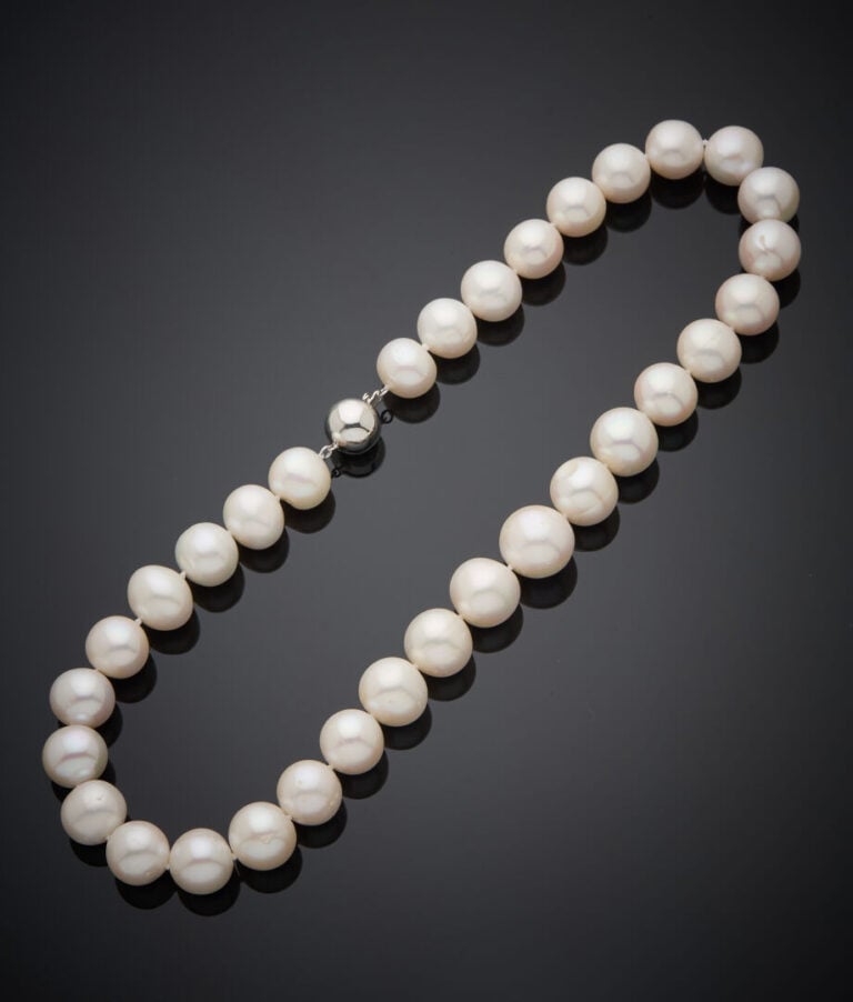COLLIER composé d'un rang de perles de culture blanches des Mers du Sud, en lég…