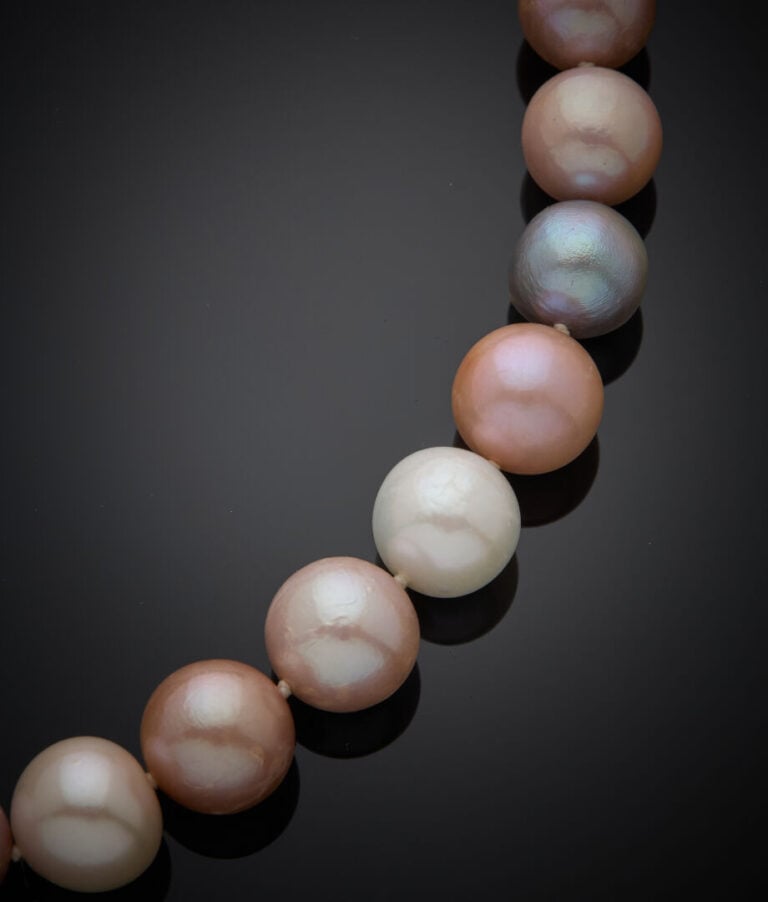 COLLIER composé d'un rang de perles de culture d'eau douce de couleur blanche,…