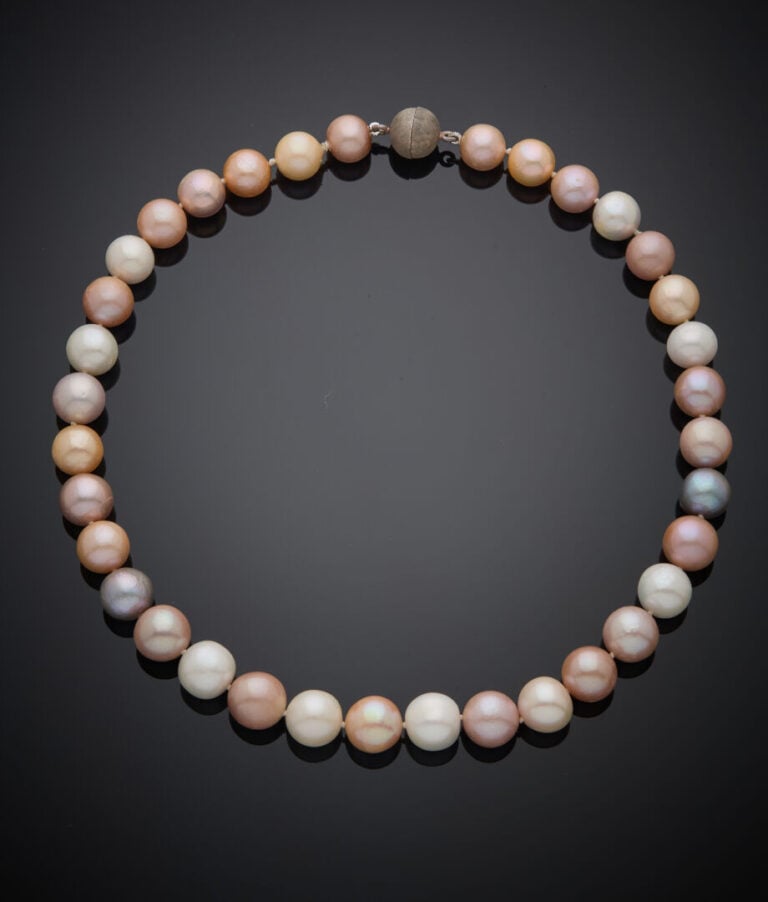 COLLIER composé d'un rang de perles de culture d'eau douce de couleur blanche,…