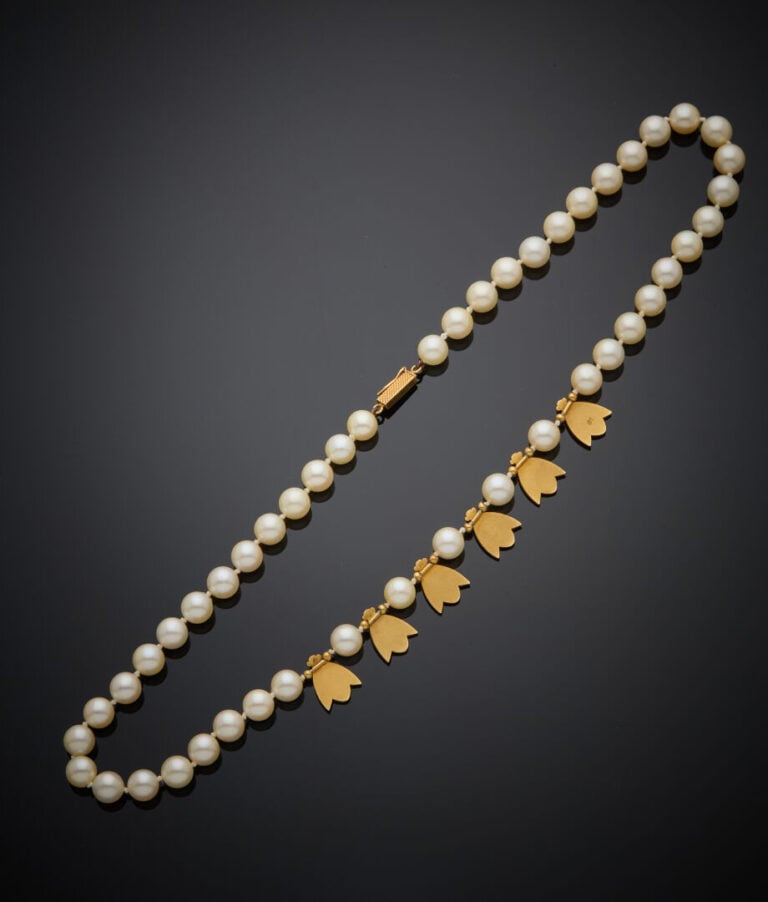 COLLIER composé d'un rang de perles de culture de couleur crème alternées de si…