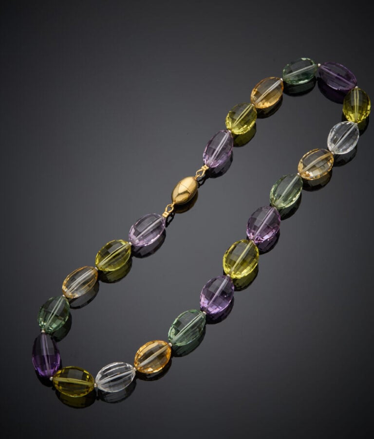 COLLIER composé de pierres précieuses facettées, de forme ogive (quartz, citrin…