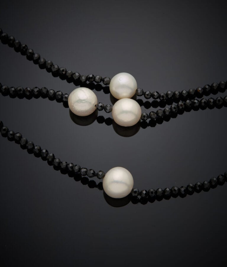 COLLIER composé de trois rangs de perles de spinelles noirs facettées et quatre…