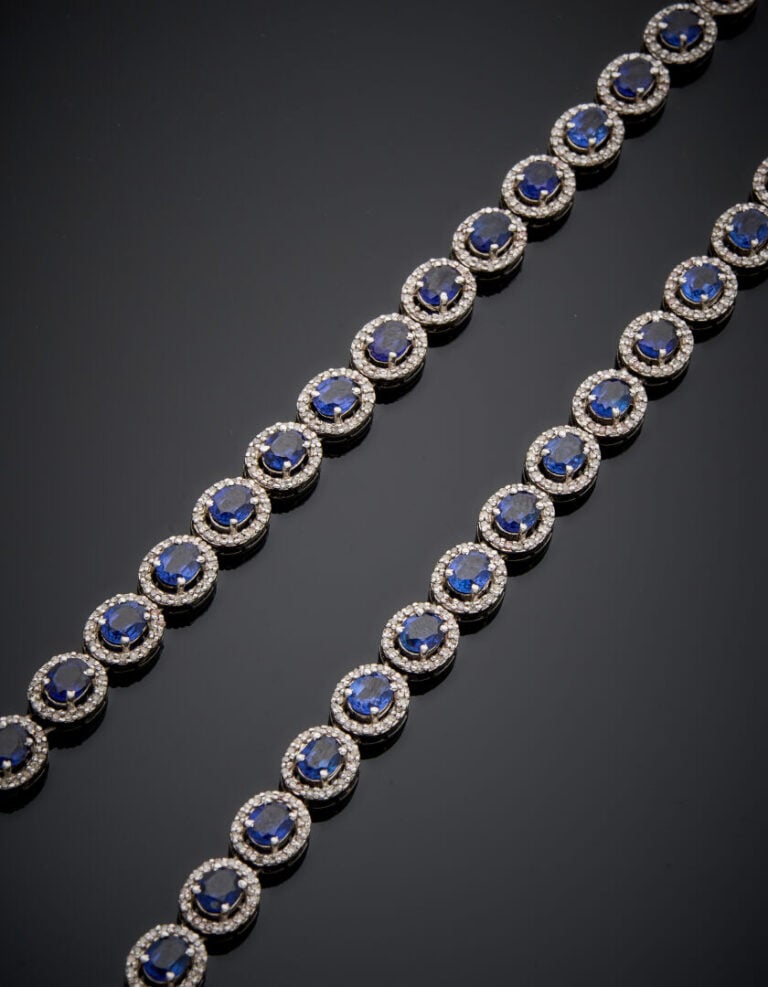 COLLIER en argent noirci (925‰) serti de saphirs ovales chacun entouré de diama…