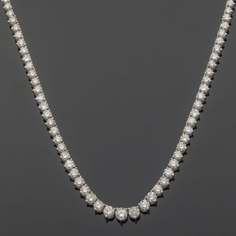 COLLIER en or gris (585‰) 14 carats, serti de diamants taille brillant en chute…