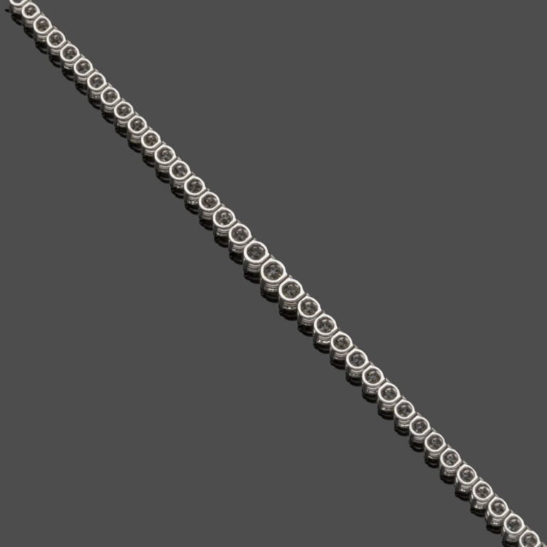 COLLIER en or gris (585‰) 14 carats, serti de diamants taille brillant en chute…