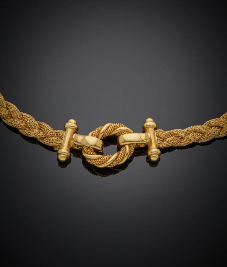 COLLIER en or jaune (750‰) composé de fils d'or tressés. Fermoir géométrique. -…