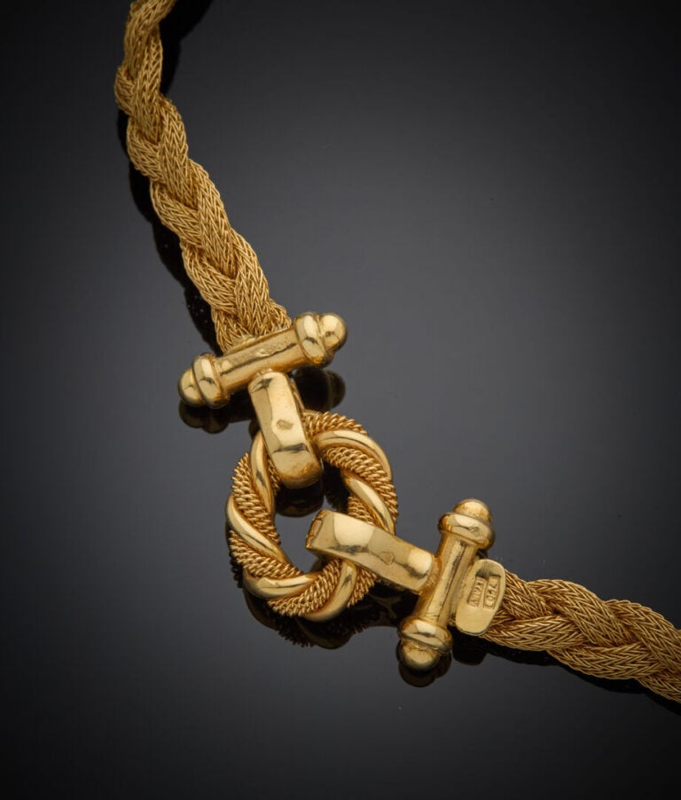COLLIER en or jaune (750‰) composé de fils d'or tressés. Fermoir géométrique. -…