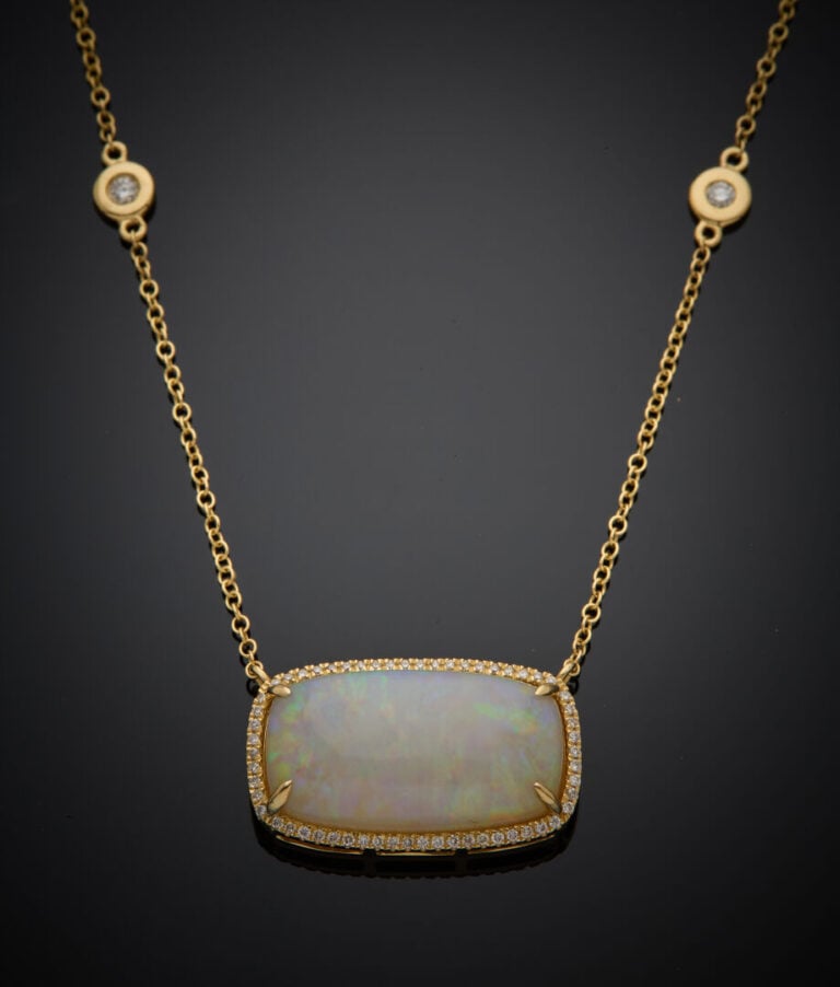 COLLIER en or jaune (750‰) retenant une opale cabochon de forme coussin, entour…