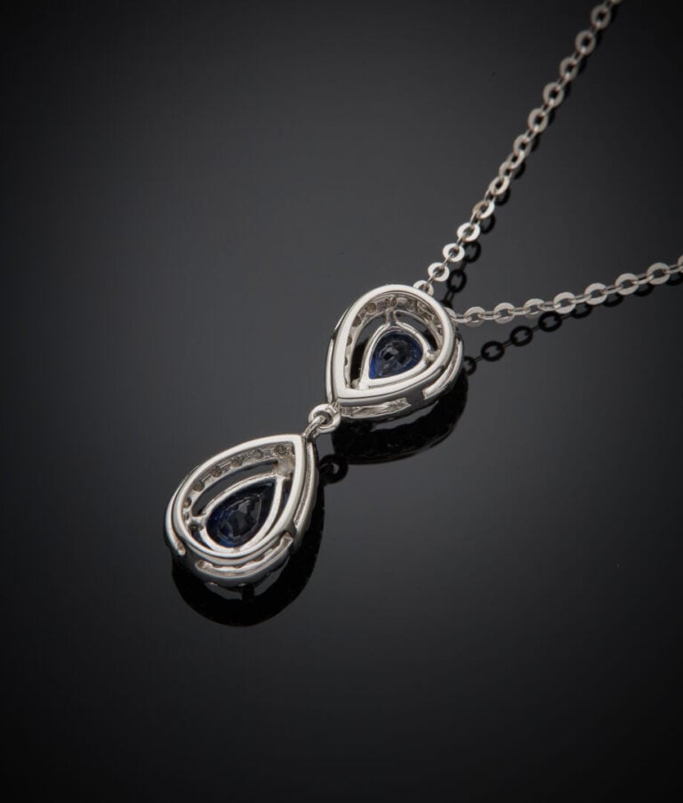 COLLIER fin en or gris (750‰) serti retenant deux motifs "gouttes", sertis de d…