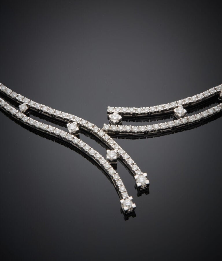 COLLIER "rivière" double rang en or gris (750‰) ajouré et articulé, partielleme…