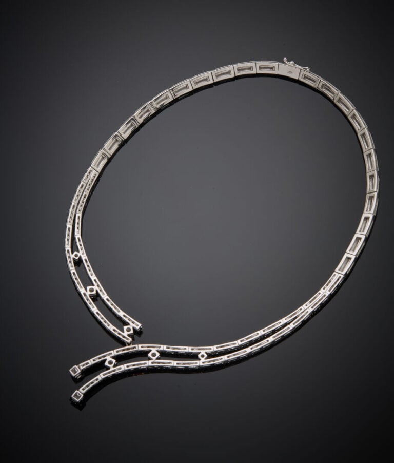 COLLIER "rivière" double rang en or gris (750‰) ajouré et articulé, partielleme…