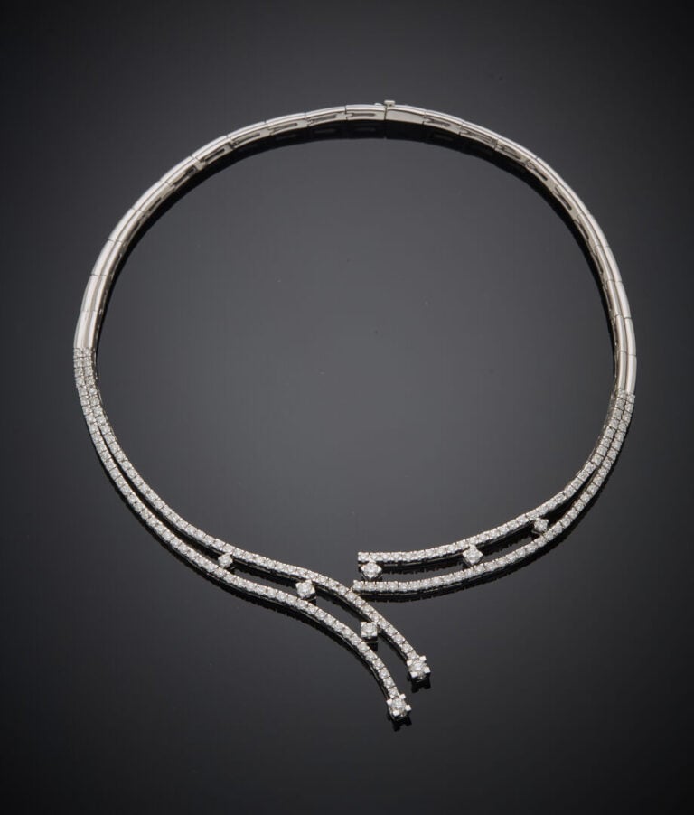 COLLIER "rivière" double rang en or gris (750‰) ajouré et articulé, partielleme…