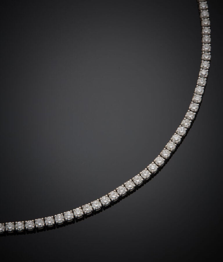 COLLIER "rivière" en or gris (750‰) articulé, serti d'un alignement de diamants…