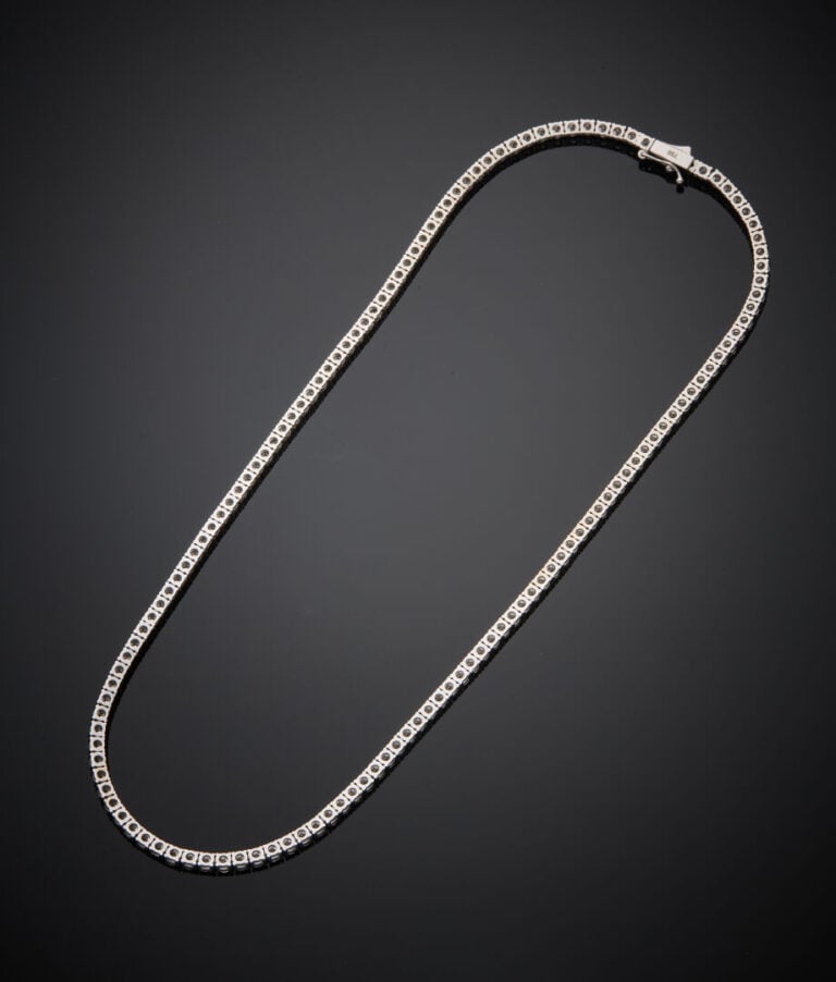 COLLIER "rivière" en or gris (750‰) articulé, serti d'un alignement de diamants…