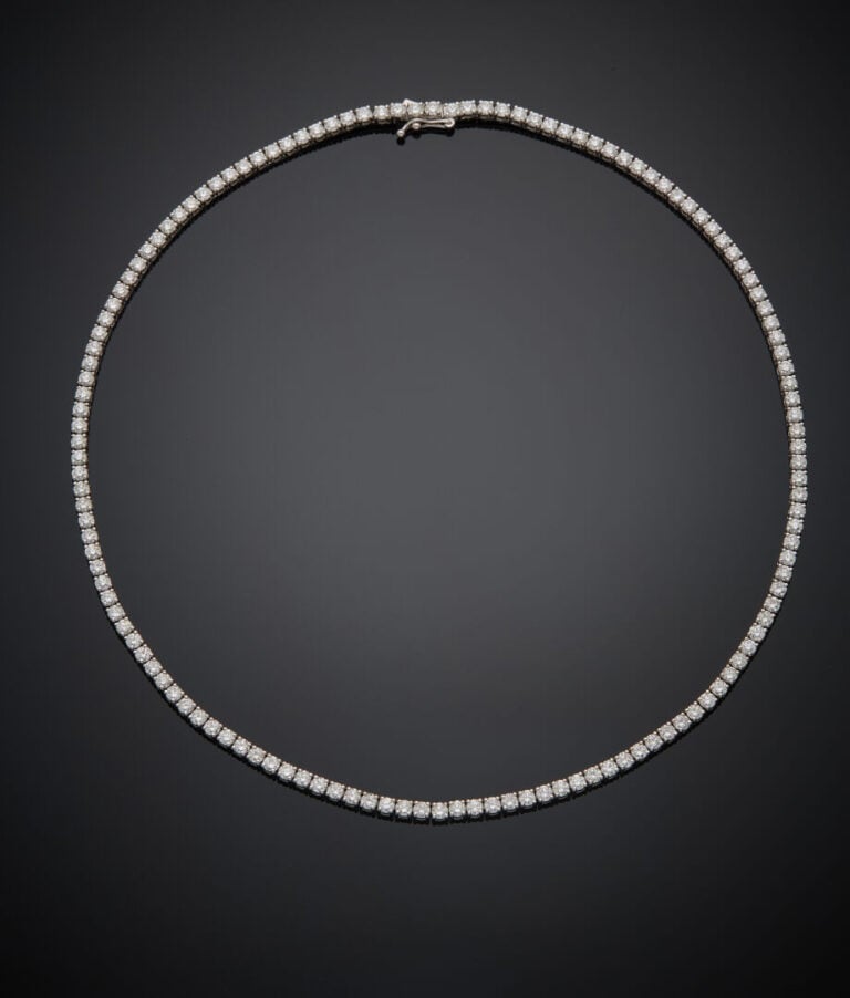 COLLIER "rivière" en or gris (750‰) articulé, serti d'un alignement de diamants…