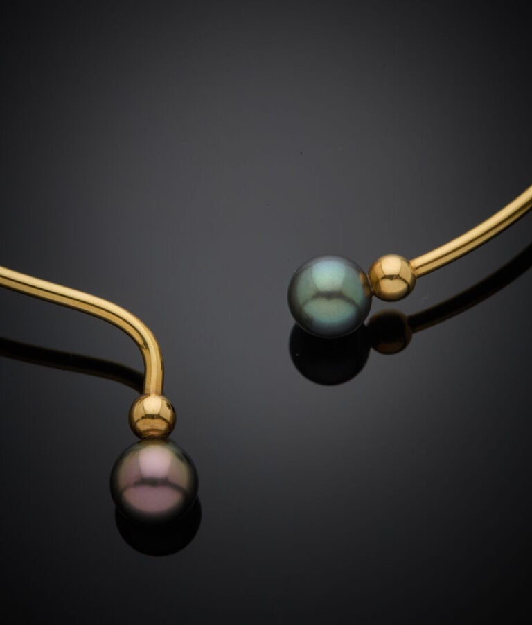 COLLIER "torque" en fil d'or jaune (750‰) terminé par deux perles de culture gr…