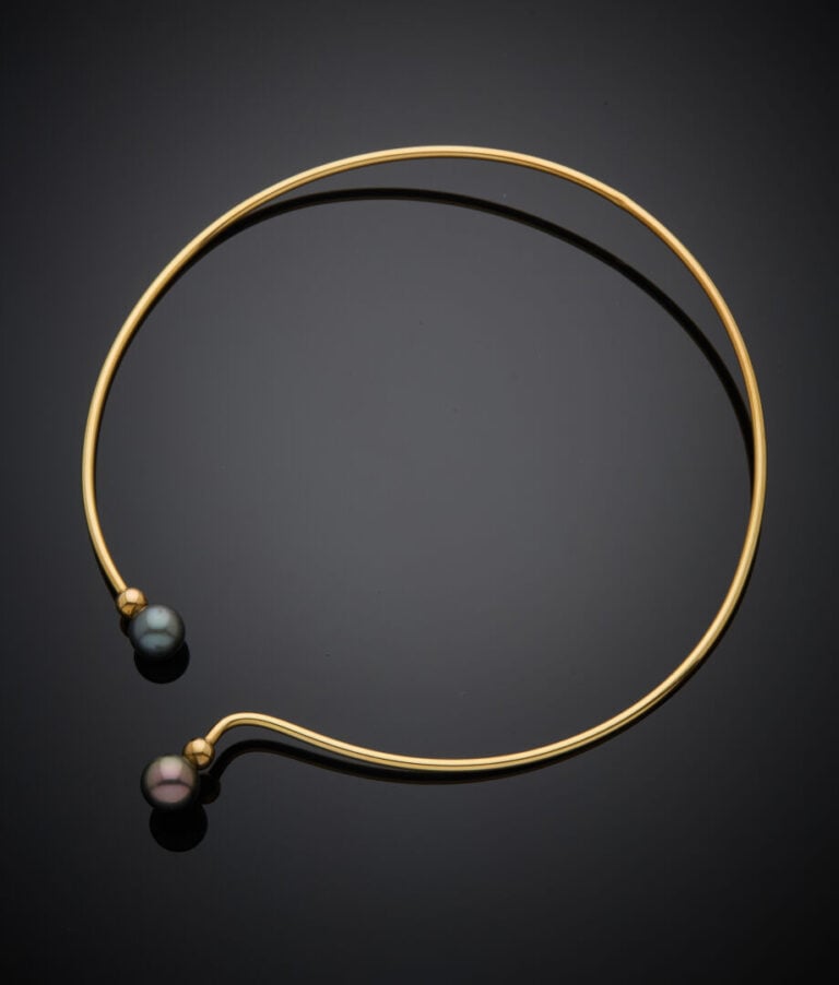 COLLIER "torque" en fil d'or jaune (750‰) terminé par deux perles de culture gr…