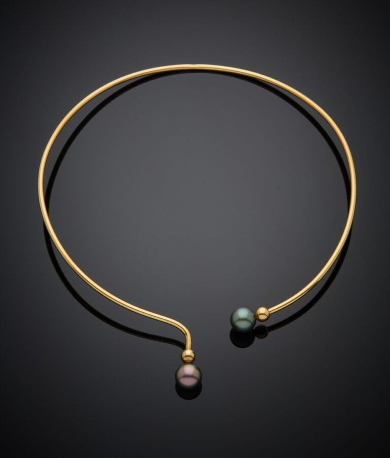 COLLIER "torque" en fil d'or jaune (750‰) terminé par deux perles de culture gr…
