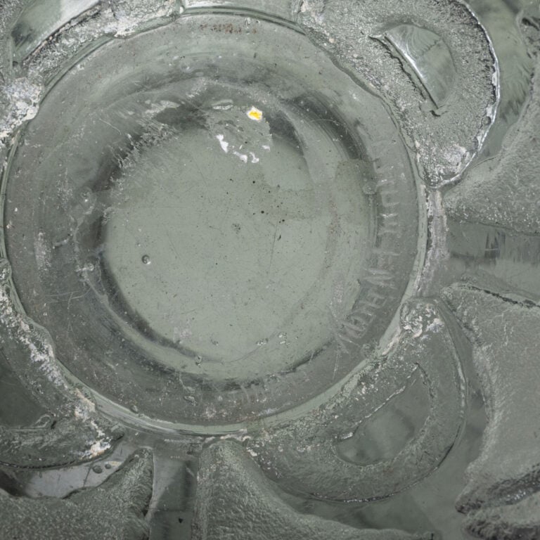 DAUM NANCY - Vase boule en verre épais gris à décor en creux dégagé à l'acide d…