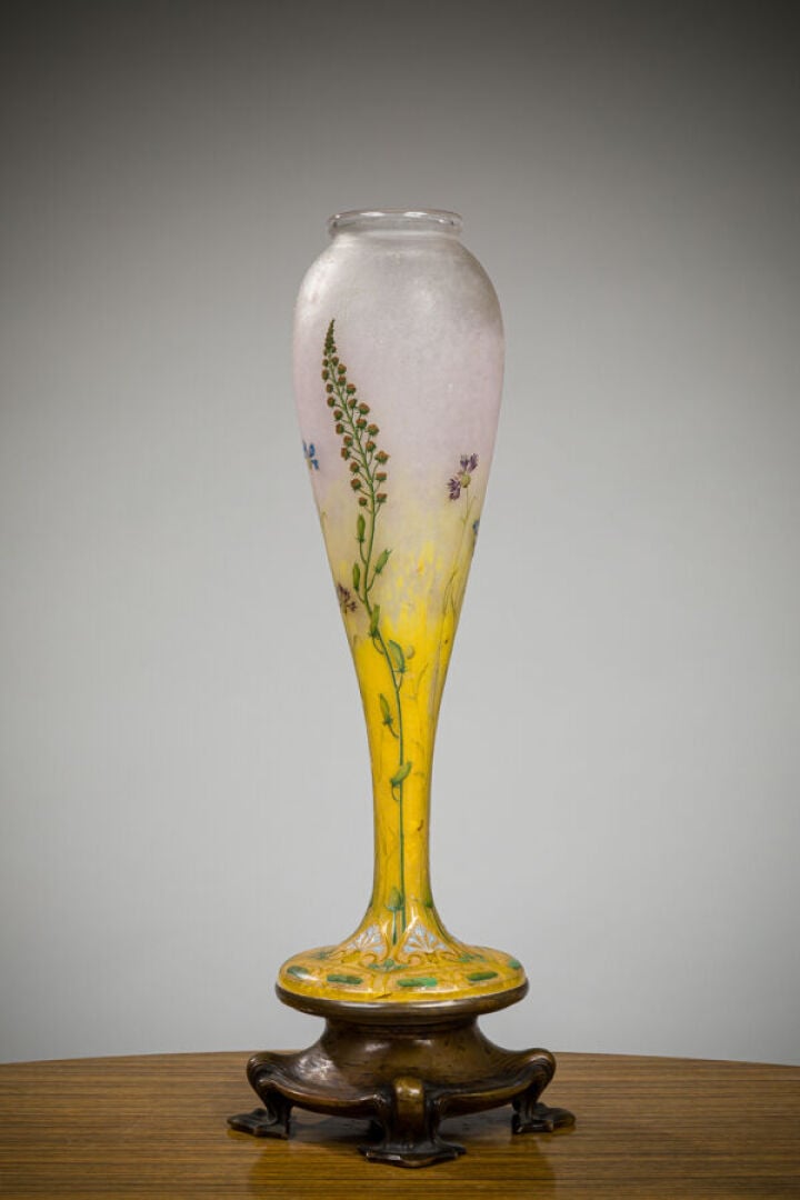 DAUM NANCY - Vase de forme balustre sur piédouche circulaire à décor dégagé à l…