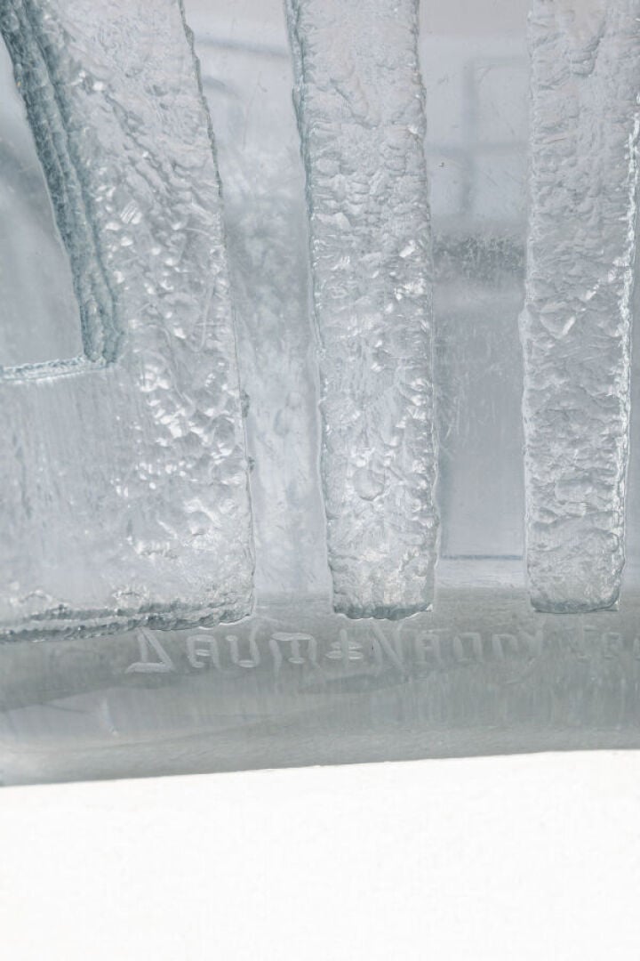DAUM NANCY - Vase en verre épais bleuté à décor géométrique en réserve dégagé à…