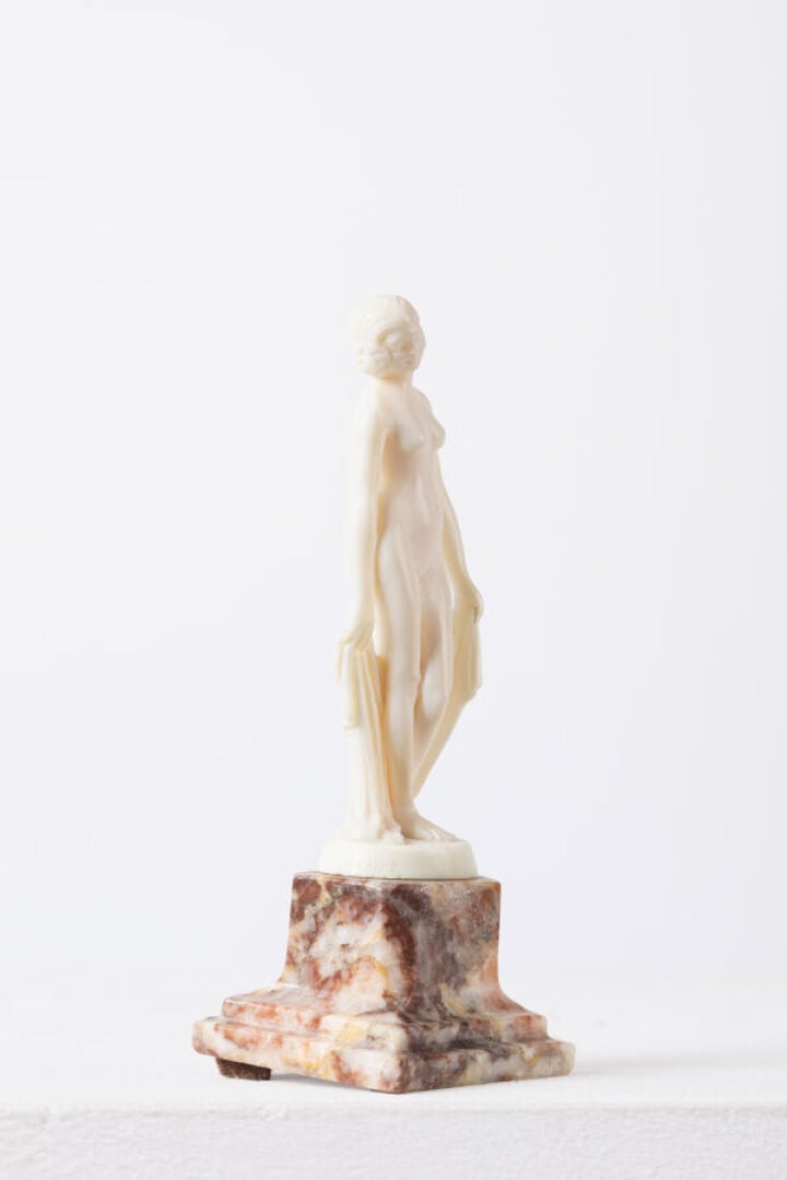 DEMETER CHIPARUS (1886-1947) - Nu au voile - Sculpture en ivoire - Socle en ony…