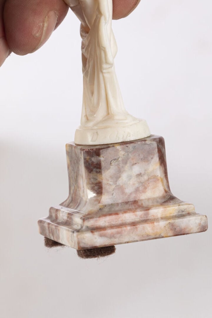 DEMETER CHIPARUS (1886-1947) - Nu au voile - Sculpture en ivoire - Socle en ony…