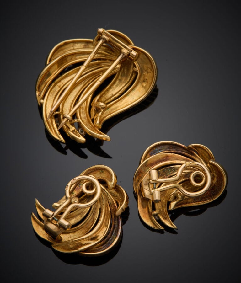 DEMI-PARURE "volutes" en or jaune (750‰) ajouré et godronné, rehaussé de diaman…