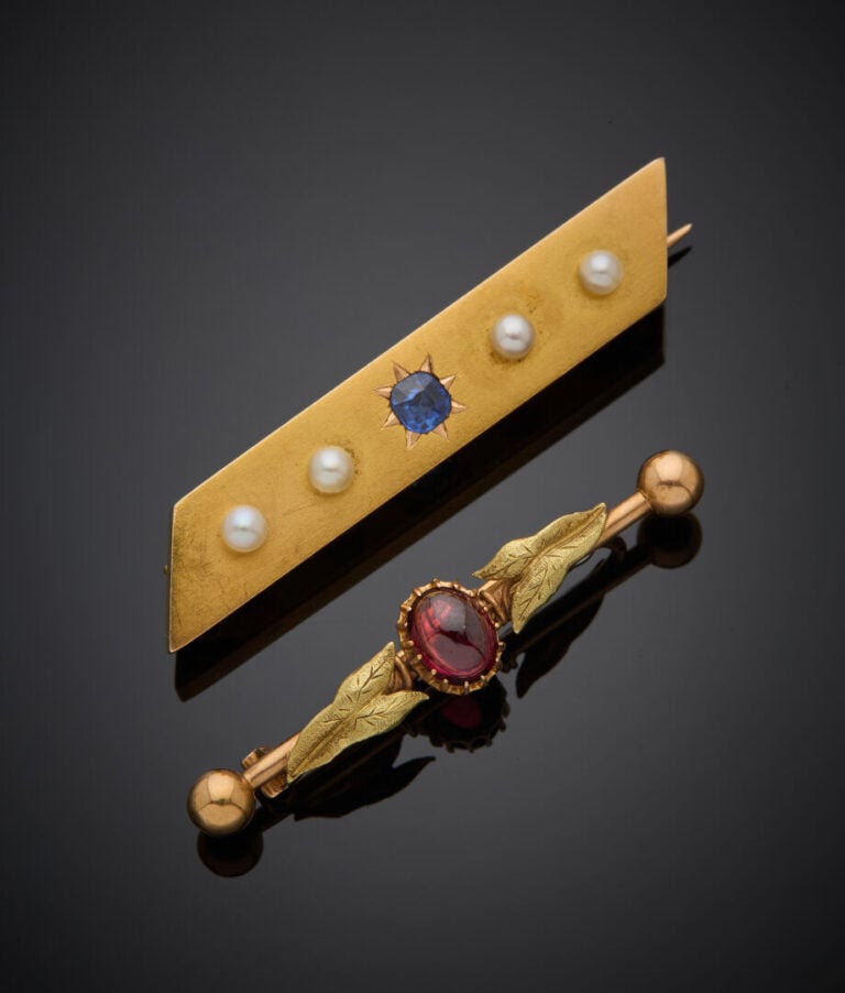 Deux BROCHES "barrettes" en or jaune et rose (750‰), l'une serti d'un grenat ca…