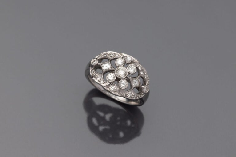 DIAFINI - - BAGUE à motif ovale en or gris (750‰) ajouré, serti de diamants tai…