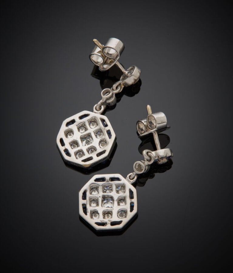 DIAFINI - - Paire de PENDANTS d'OREILLES octogonale en or gris (750‰) serti de…