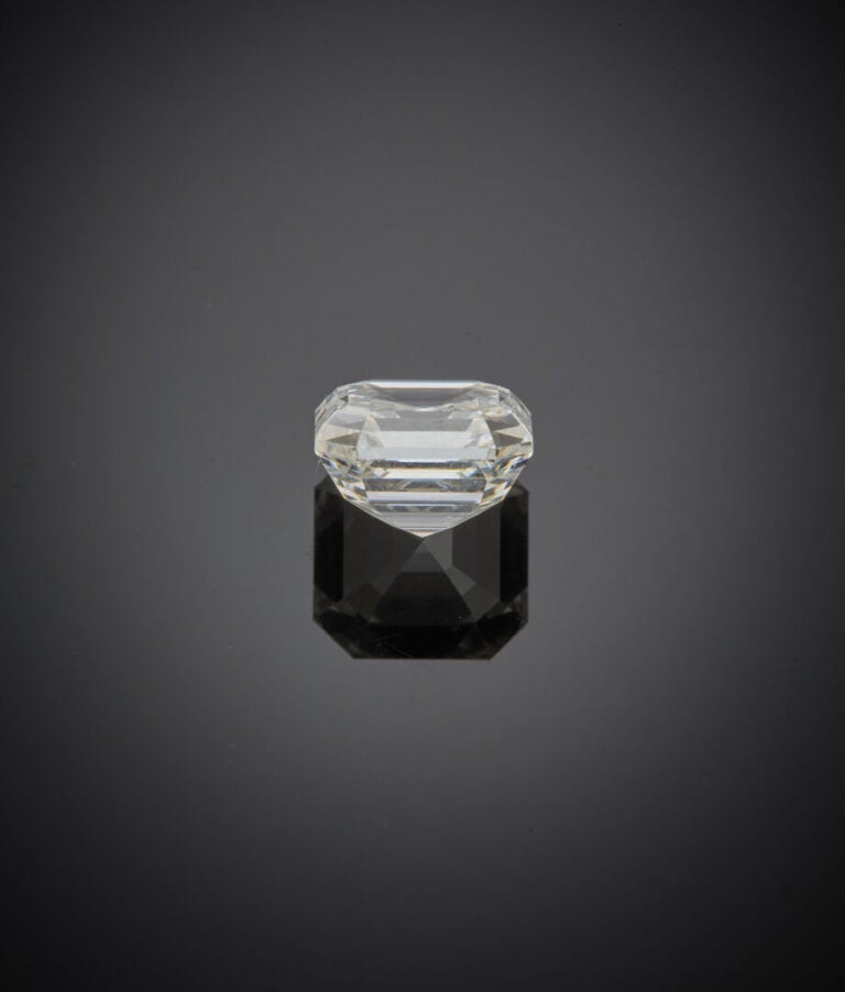 DIAMANT Asscher cut accompagné d'un rapport d'analyse gemmologique du laboratoi…