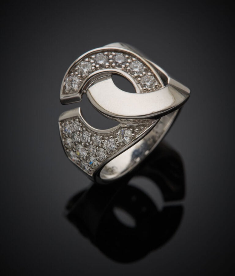 DINH VAN - - Large BAGUE "Menottes R16" en or gris (750‰) ajouré partiellement…
