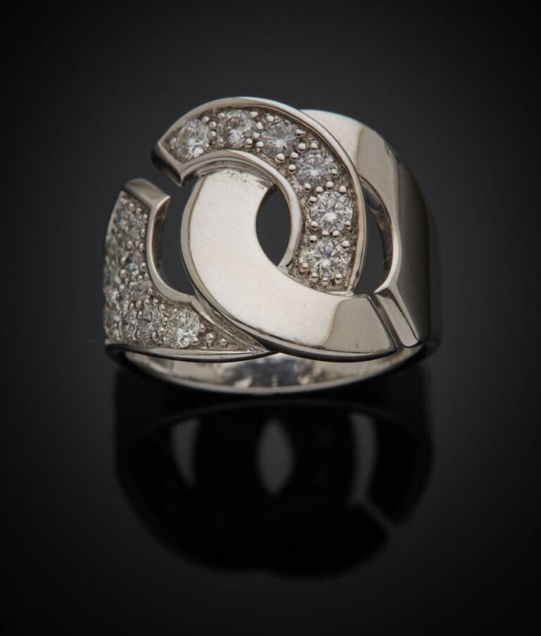 DINH VAN - - Large BAGUE "Menottes R16" en or gris (750‰) ajouré partiellement…