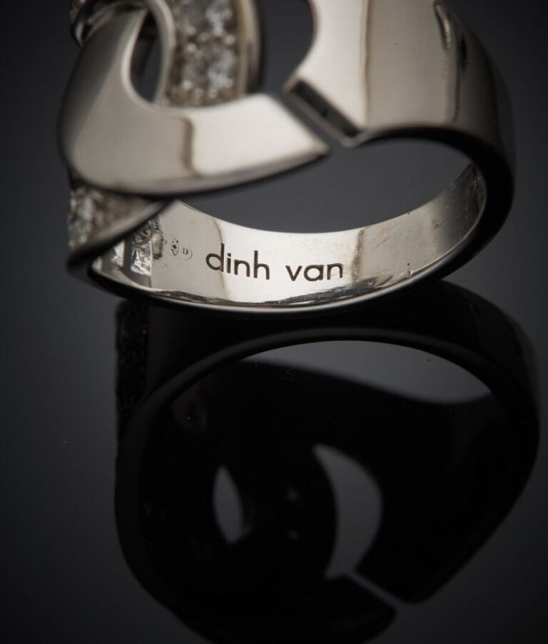 DINH VAN - - Large BAGUE "Menottes R16" en or gris (750‰) ajouré partiellement…