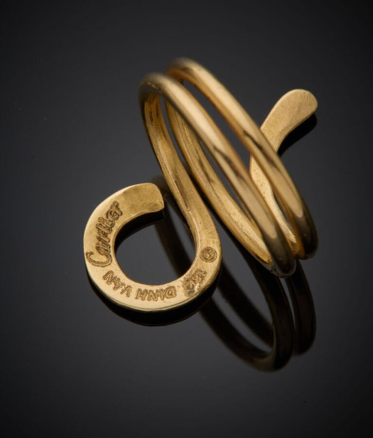 DINH VAN pour CARTIER - - BAGUE modèle "Ankh" en or jaune (750‰). - - Signée DI…