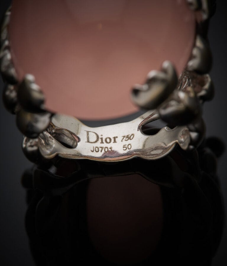 DIOR - - Importante BAGUE "libellule" en or gris (750‰) ajouré, serti d'un impo…