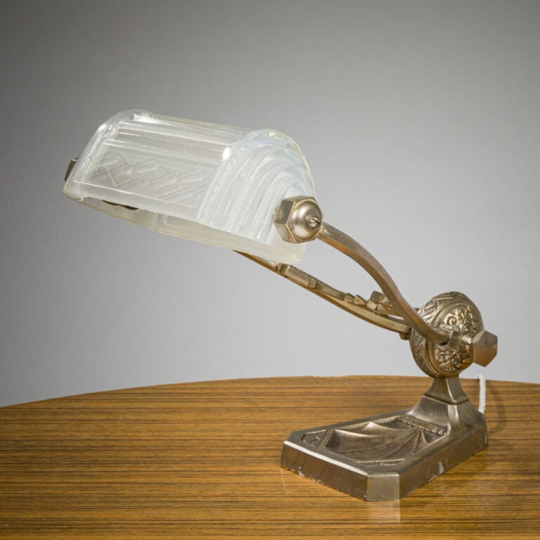 EJC FRANCE - Travail des années1925 - Lampe en bronze argenté à motifs floraux…