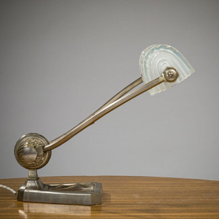 EJC FRANCE - Travail des années1925 - Lampe en bronze argenté à motifs floraux…