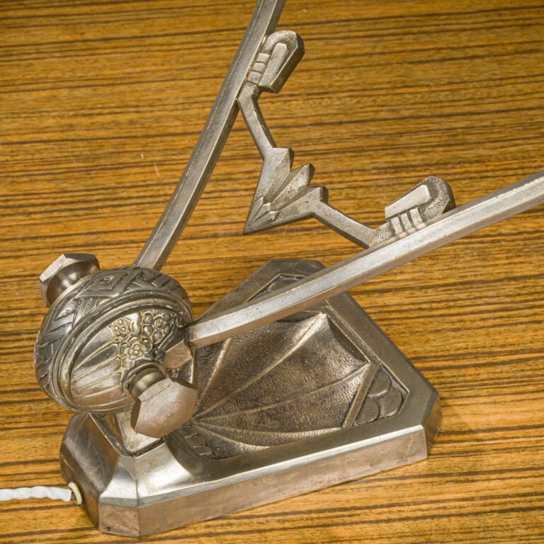 EJC FRANCE - Travail des années1925 - Lampe en bronze argenté à motifs floraux…