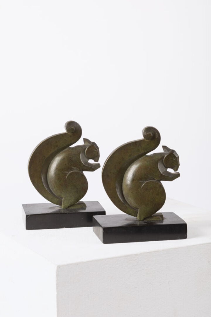 ELSOUK - Paire de serre livres cubistes en bronze à patine verte figurant des -…