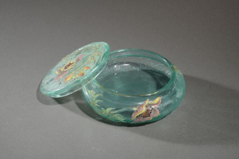 Emile GALLE (1846-1904) - Bonbonniere circulaire à couvercle bombé en verre dou…