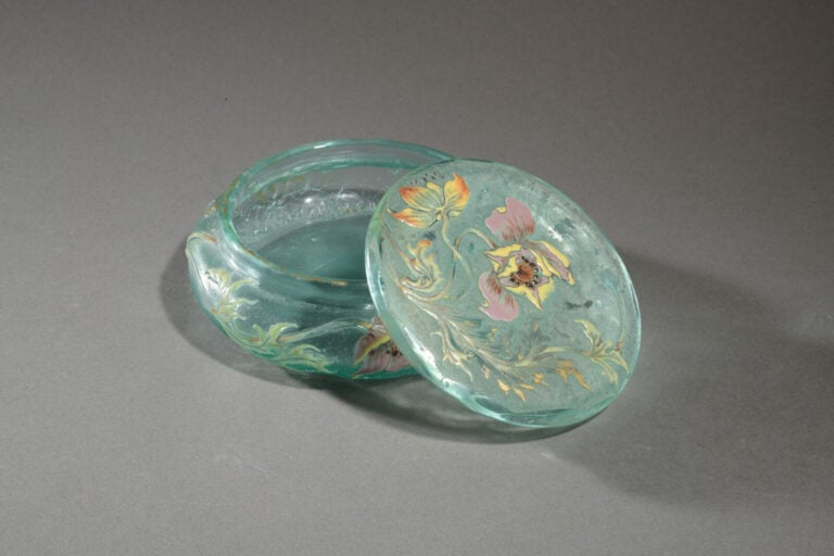 Emile GALLE (1846-1904) - Bonbonniere circulaire à couvercle bombé en verre dou…