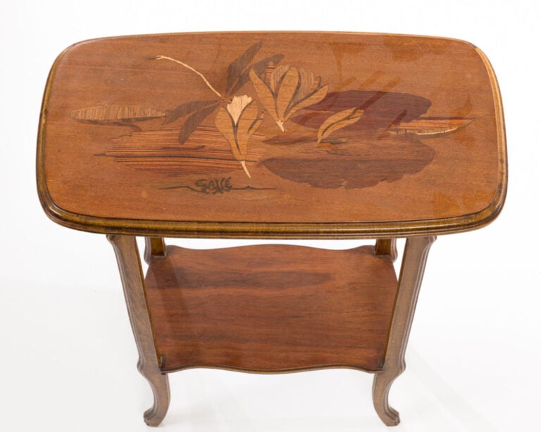 ÉMILE GALLE (1846-1904) - Desserte en hêtre teinté présentant deux plateaux - s…