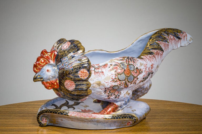 ÉMILE GALLE (1846-1904) - Jardinière « Coq » en faïence émaillée polychrome, à…