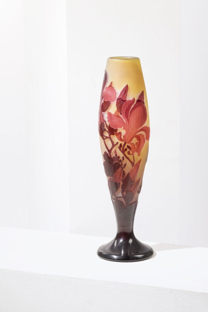 ÉMILE GALLE (1846-1904) - Magnolias - Vase en verre multicouches à décor dégagé…