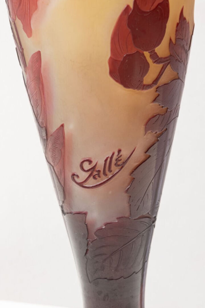ÉMILE GALLE (1846-1904) - Magnolias - Vase en verre multicouches à décor dégagé…